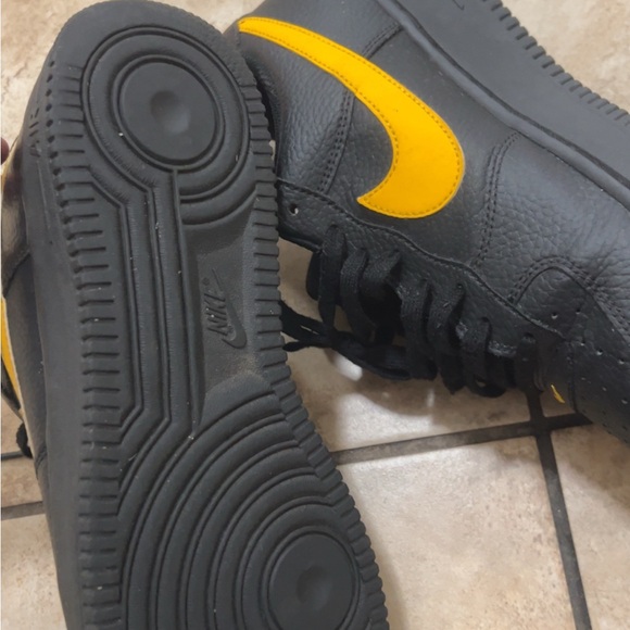 Nike Black Sneakers with Yellow Accents - Picture 5 of 6